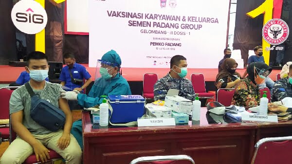 Vaksinasi Lantamal II di PT Semen Padang