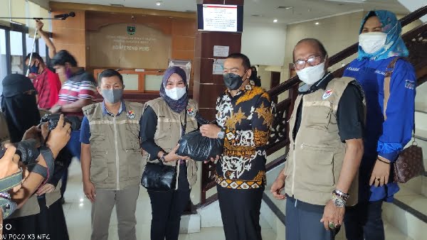 Wakil Gubernur Audy Joinaldy salah satu donatur JPS Bakti untuk Negeri menyerahkan secara simbolis paket Sembako pada Anggota JPS, Mona Siska untuk dibagikan pada warga