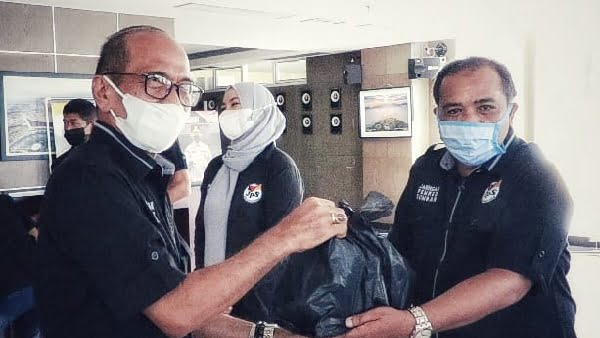 Sekretaris Komisi I DPRD Provinsi Sumatera Barat HM Nurnas serahkan paket sembako secara simbolis pada Saribulih untuk disalurkan pada warga