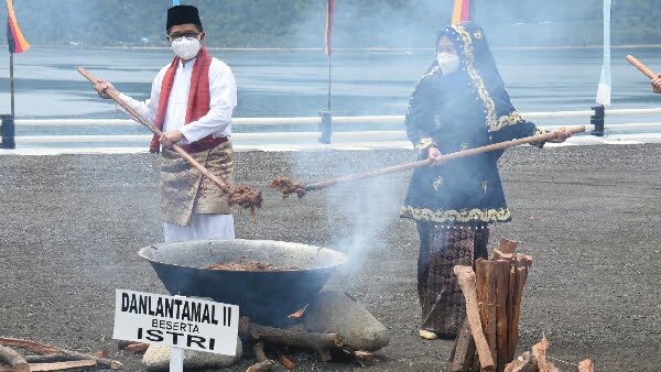 Danlantamal II memasak rendang bersama isteri