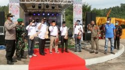 Gubernur Sumbar didampingi Anggota DPRD Sumbar Muhayatul, Wabup Pessel Rudi Hariansyah dan Forkompida Pessel saat membuka Festival Bahari Rabab Pasisia