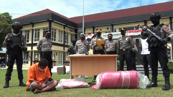 Pelaku pembunuhan di Kota Besar Dharmasraya beserta barang bukti