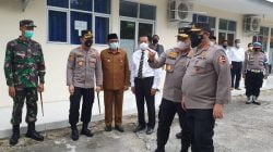 Walikota Padang Hendri Septa saat mendampingi Wakapolri Komjen Pol Gatot Eddy Pramono di Kampung Nelayan Pasir Jambak