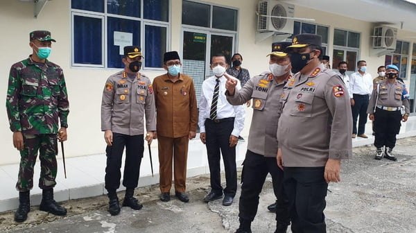Walikota Padang Hendri Septa saat mendampingi Wakapolri Komjen Pol Gatot Eddy Pramono di Kampung Nelayan Pasir Jambak