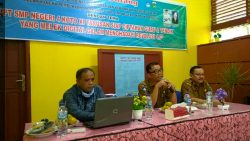 Kadisdikbud Pessel Suhendri didampingi Kepala SMPN 4 Koto XI Tarusan H. Arbais dan Narasumber workshop Saribulih sampaikan paparannya terkait pentingnya pemanfaatan teknologi digital