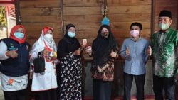 Hj. Nevi Zuairina bersama masyarakat