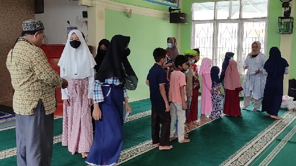 Saribulih dan Herwaty Taher salurkan bantuan untuk anak yatim dalam program Jumat Berkah Berbagi Masjid Al Quwait