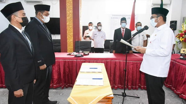 Walikota Padang Hendri Septa saat melantik Perumda PSM