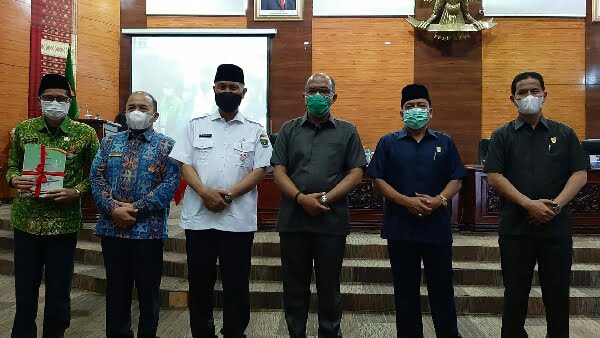 Gubernuran bersama Pimpinan DPRD Sumbar dalam rapat paripurna