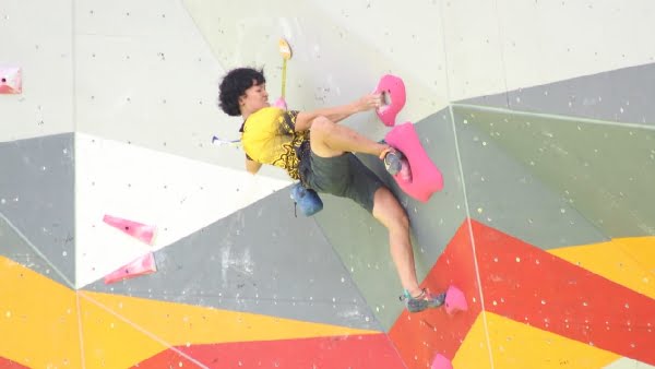 Ini atlet Apriana Nasution yang turun pada nomor boulder perorangan putri