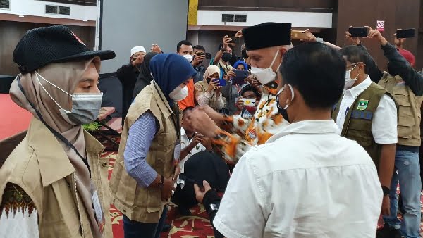 Pemasangan tanda peserta Bimtek Jitu Pasna oleh Gubernur Sumbar