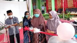 Hj. Nevi Zuairina meresmikan Ruang Kelas Baru (RKB) SDIT Cahaya Hati Pauh Kambar