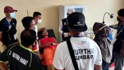 Andri dalam penanganan tim medis panitia dan kontingen sumbar