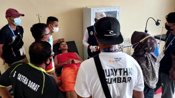 Andri dalam penanganan tim medis panitia dan kontingen sumbar