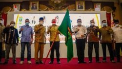 Gubernur Sumbar, Mahyeldi saat melepas secara resmi atlet PON XX menuju Papua, Senin (27/9/2021) 