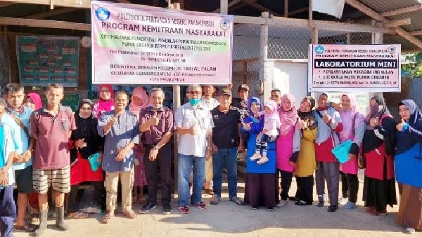 Tim Politani Payakumbuh berfoto bersama dengan kelompok tani Al-Falah, di Kelurahan Subarang Batuang, Kecamatan Payakumbuh Barat, Kota Payakumbuh. (Foto : Dok)