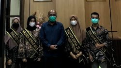 Supardi bersama 4 Remaja Parlemen asal Sumbar