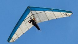 Atlet Gantole Sumatera Barat NSR Yalatif M melayang tinggi dilangit Papua dalam lanjuta PON XX Papua 2021, di Lapangan Advent Doyo Baru, Kabupaten Jayapura, Minggu (26/9).