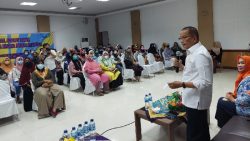 Drs. H. Darul Siska dalam Sosialisasi, advokasi dan KIE Program Bangga Kencana bersama Mitra, di Aula Kantor Camat Lubuk Begalung, Kota Padang, Sabtu (31/10/2021).