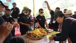 Pemotongan tumpeng Annyversary yang ke empat TKSI