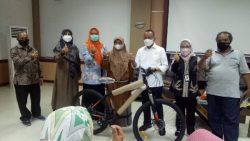 Darul Siska serahkan sepeda pada Rini yang berhasil mendapatkan doorprize