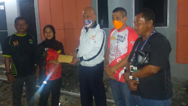 Gubernur Sumbar Mahyeldi didampingi Ketum KONI Sumbar Agus Suardi menyerahkan bonus spontan ke Pesilat Sumbar. Gubernur langsung menyerahkan bonus tersebut ke mess kontingen silat Sumbar