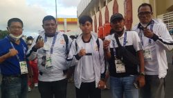 Petinju Sumbar Rolla Laili (tengah) didampingi pelatih saat dikunjungi pengurus dan Tim Monev KONI Sumbar jelang naik ring.