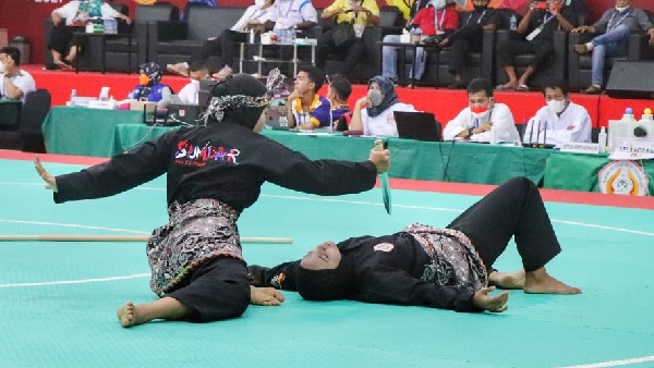 Atlet Pencak Silat Sumatera Barat pada nomor Seni Ganda Putri, Yolla Cynthiana dan Ochi Ramadhani