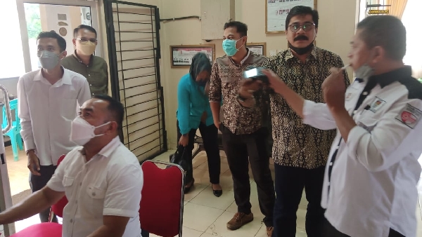 Komisioner KI Sumbar Adrian Tuswandi lakukan uji akses e-ppid KPU Kota Solok, Kamis 11/11/2021. (dok/kisb)