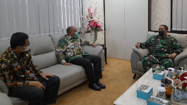Ketua DPRD Sumbar, Supardi didampingi Sekwan Raflis berbincang serius dengan Danlantamal II, Laksana Pertama Endra Sulistiyono.SE.MM