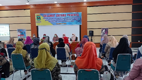 Anggota DPR RI, Hj. Nevi Zuairina pada pelatihan Peningkatan SDM dan Pendampingan Korban Kekerasan Bagi Lembaga Layanan Perlindungan Perempuan dan Anak kab / kota Propinsi Sumatera Barat