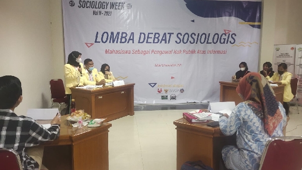 Lomba debat mahasiswa tentang keterbukaan informasi publik