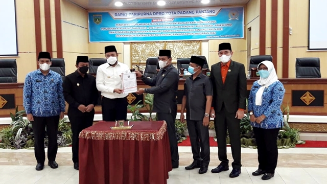 Ketua DPRD Mardiansyah, Wako Fadly, Wawako Asrul, Wakil Ketua DPRD Yulius Kaisar dan Imbral, Sekda Sony dan Sekwan Wita Desi Susanti di akhir rapat pleno DPRD,Senin (29/11)