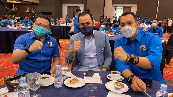 Fadly Amran bersama dua Ketum KNPI yang bertikai