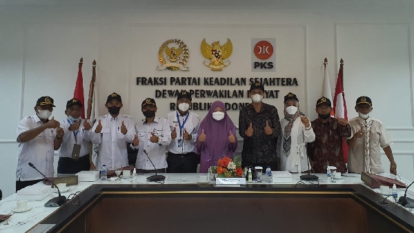 Hj. Nevi Zuairina menerima kedatangan sebelas walinagari yang berasal dari Kabupaten Lima Puluh Kota