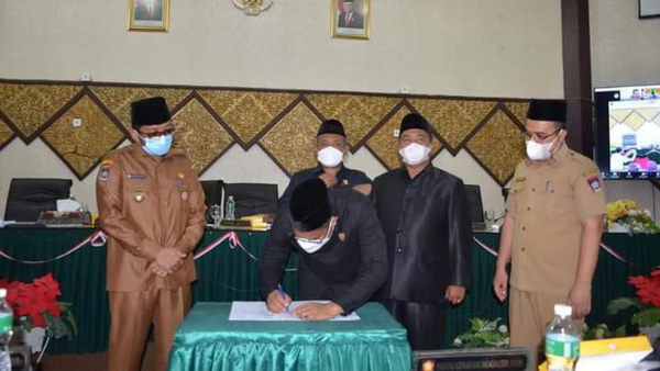 Rapat Paripurna DPRD Kota Padang Setujui Ranperda Retribusi Jasa Umum