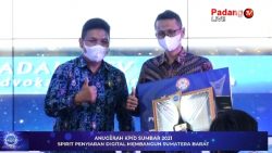 Manager Padangtv Defri Mulyadi saat menerima Anugerah KPID Sumbar 2021