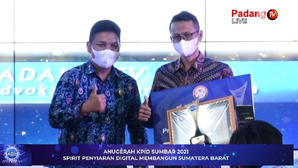 Manager Padangtv Defri Mulyadi saat menerima Anugerah KPID Sumbar 2021
