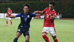 Bek Timnas Indonesia, Pratama Arhan (kanan) berduel dengan penyerang Timnas Kamboja, Sieng Chanthea (Kiri), Bek Timnas Indonesia, Pratama Arhan (kanan) berduel dengan penyerang Timnas Kamboja, Sieng Chanthea (Kiri),
