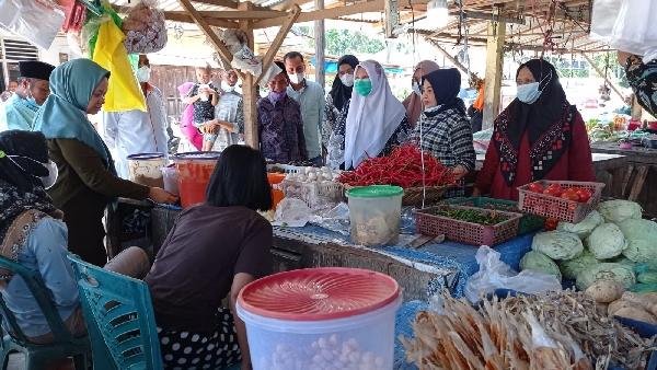 Nevi Zuairina kunjungi pasar tradisional untuk memantau harga minyak goreng
