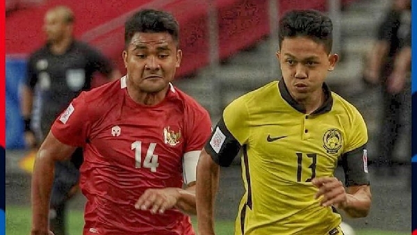 Pemain Timnas Indonesia Asnawi Mangkualam dibayangi Arif Aiman Hanapi di Piala AFF 2020