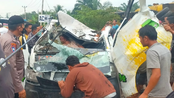 Kondisi salah satu kendaraan yang hancur karena tabrakan beruntun