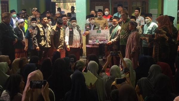 Ketua Umum Pengurus Besar Nahdlatul Ulama (PBNU) KH Yahya Cholil Staquf di Pondok Pesantren Darussalam Pinagar Kabupaten, Pasaman Barat