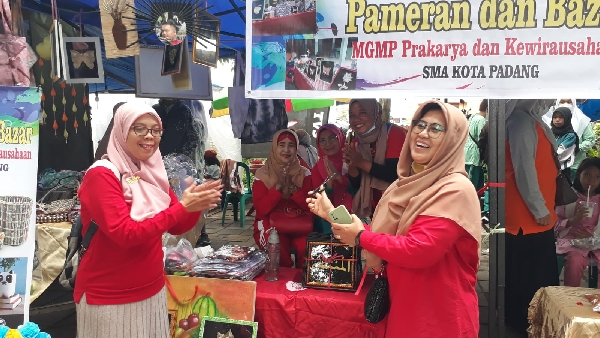 Bazar hasil karya peserta didik SMA se Kota Padang