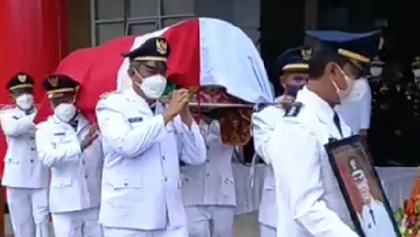 Ribuan pelayat keberangkatan Wakil Bupati Dharmasraya Drs. Dasril Panin Dt Labuan ke tempat peristirahatan terakhir.