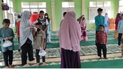 Herwaty Taher dan Reni Andrianti serahkan bantuan anak yatim