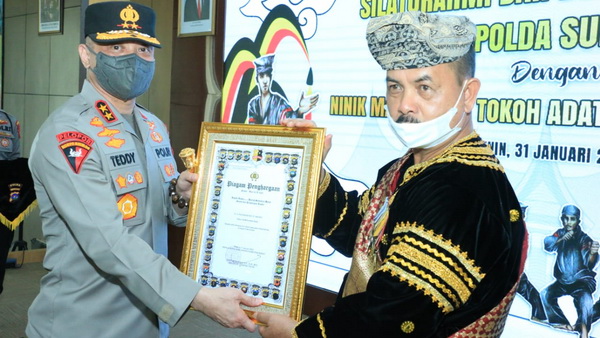Ketua LKAAM Sumbar, Fauzi Bahar bersama Kapolda