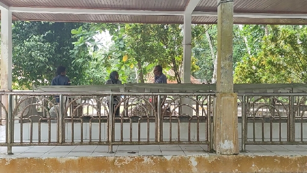 Peziarah di malam Syekh Katik Sangko