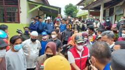 Menteri Sosial Menteri Sosial saat mengunjungi korban gempa di Kajai