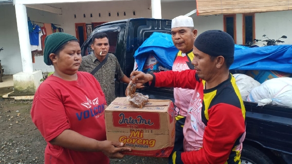Comonitas Kayuah Dharmasraya serahkan bantuan